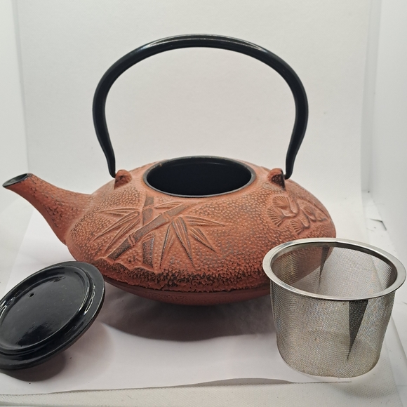 Cast Iron Japanese Tea Pot Tea Kettle, Cast Iron, 4 tea cups and 4 cup saucers. - Picture 3 of 16